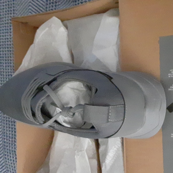 Kenneth Cole Sneakers.BRAND NEW IN BOX!! - Picture 4 of 4